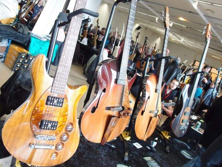 Vendeur des guitares et des quatuors au Tampon